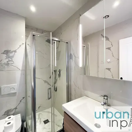 Urban Flat 108 - Classic Parisian 4 Bdr Flat Apartment *