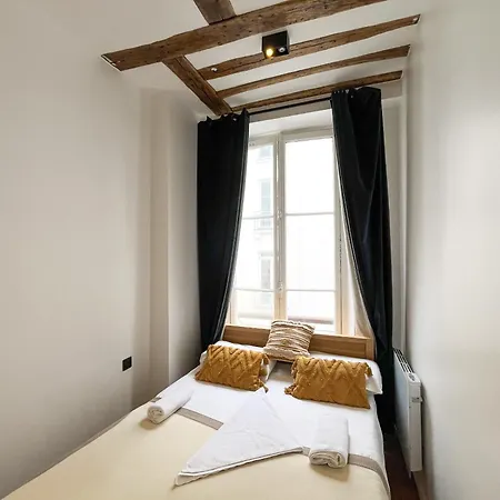 Urban Flat 108 - Classic Parisian 4 Bdr Flat Paris